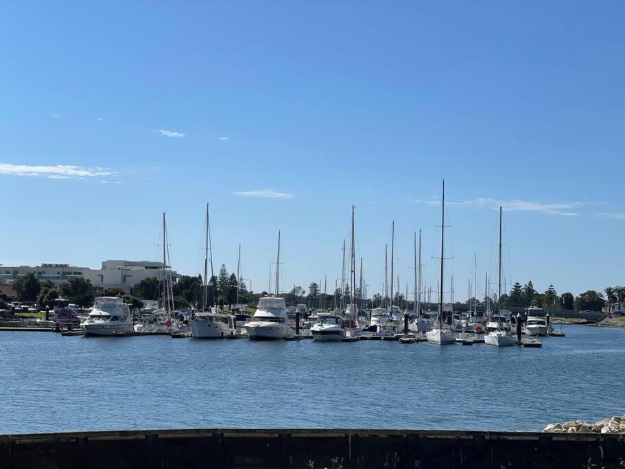 Beachfront Apartment 5/22 Esplanades Seaviews Glenelg Esterno foto