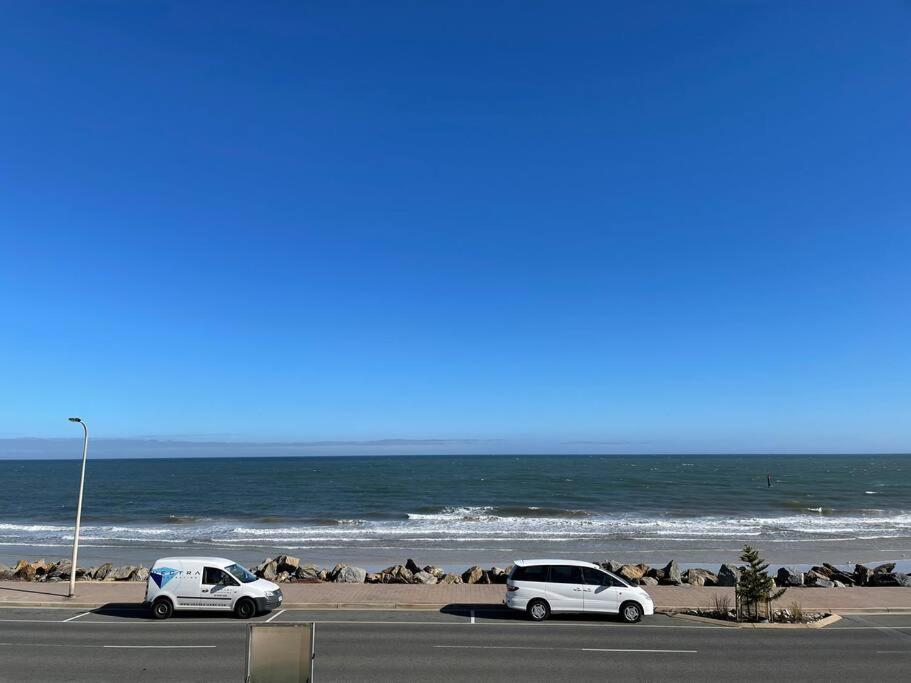 Beachfront Apartment 5/22 Esplanades Seaviews Glenelg Esterno foto